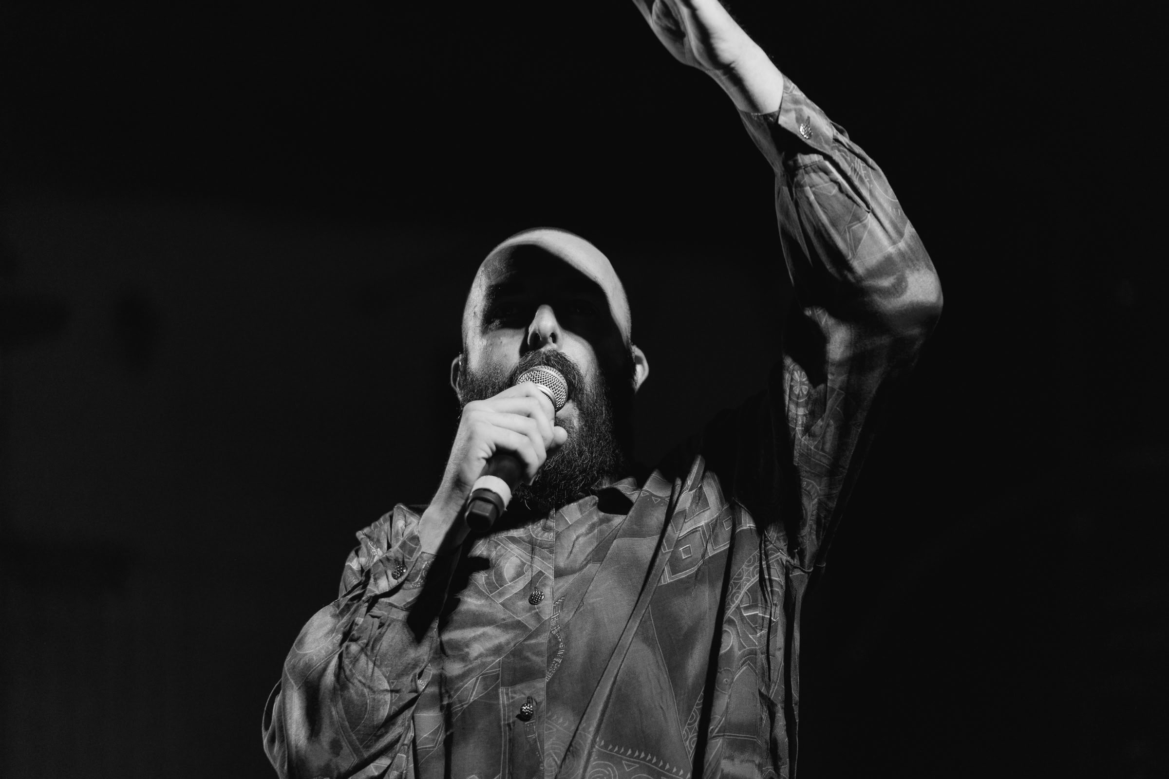 Ritratto live — braccio alzato, canto in bianco e nero